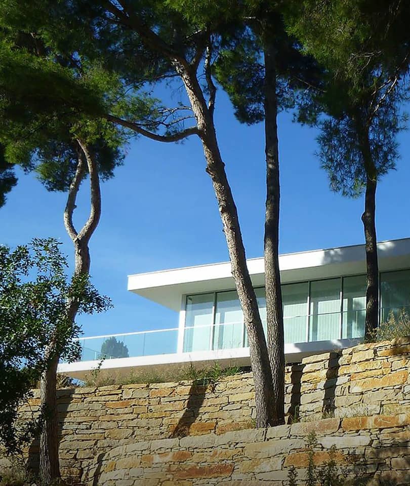 Modern luxury villa in a wineyard Cassis by French Architects Vielliard Francheteau