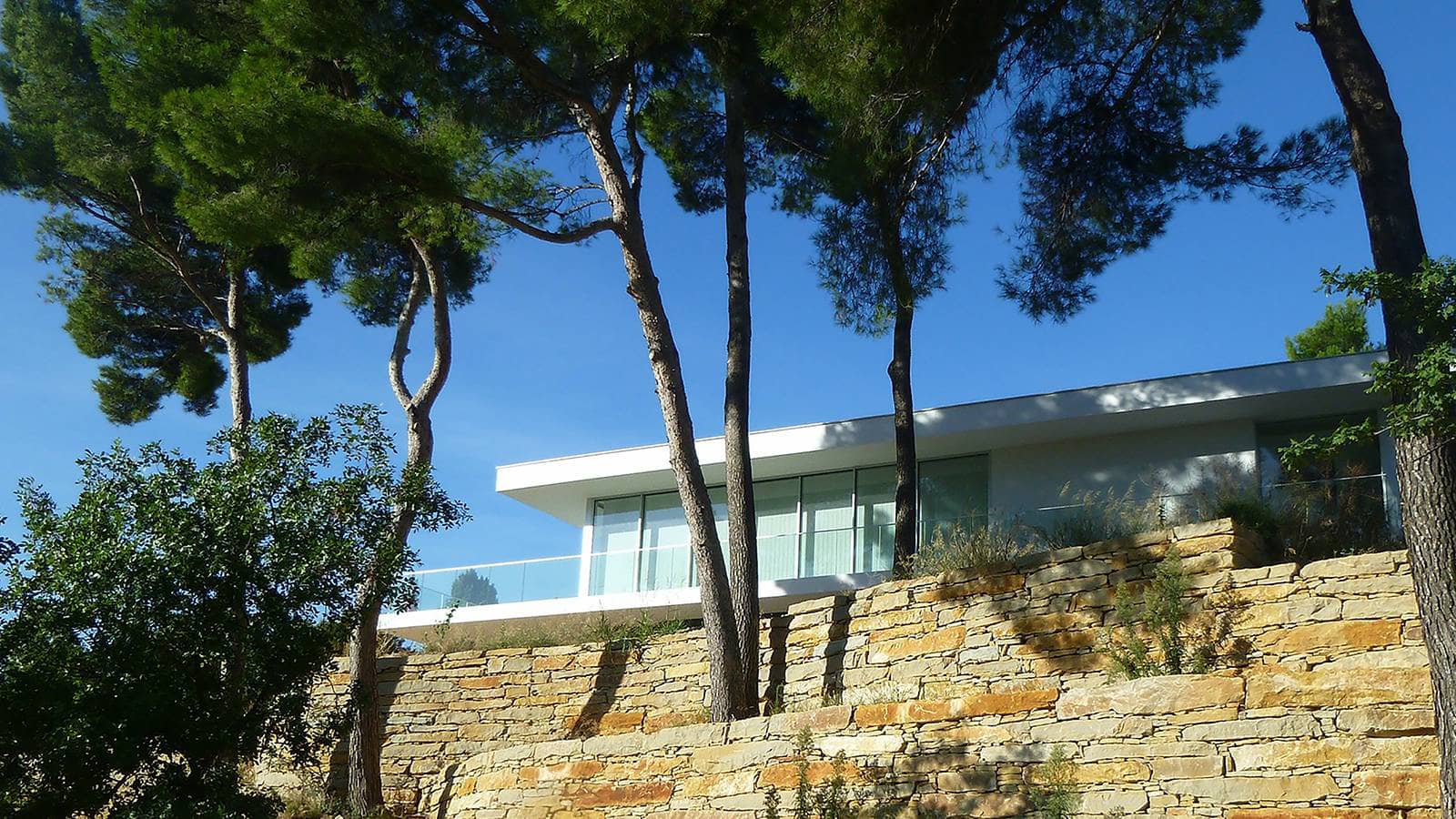 Modern luxury villa in a wineyard in Cassis by French Architects Vielliard Francheteau
