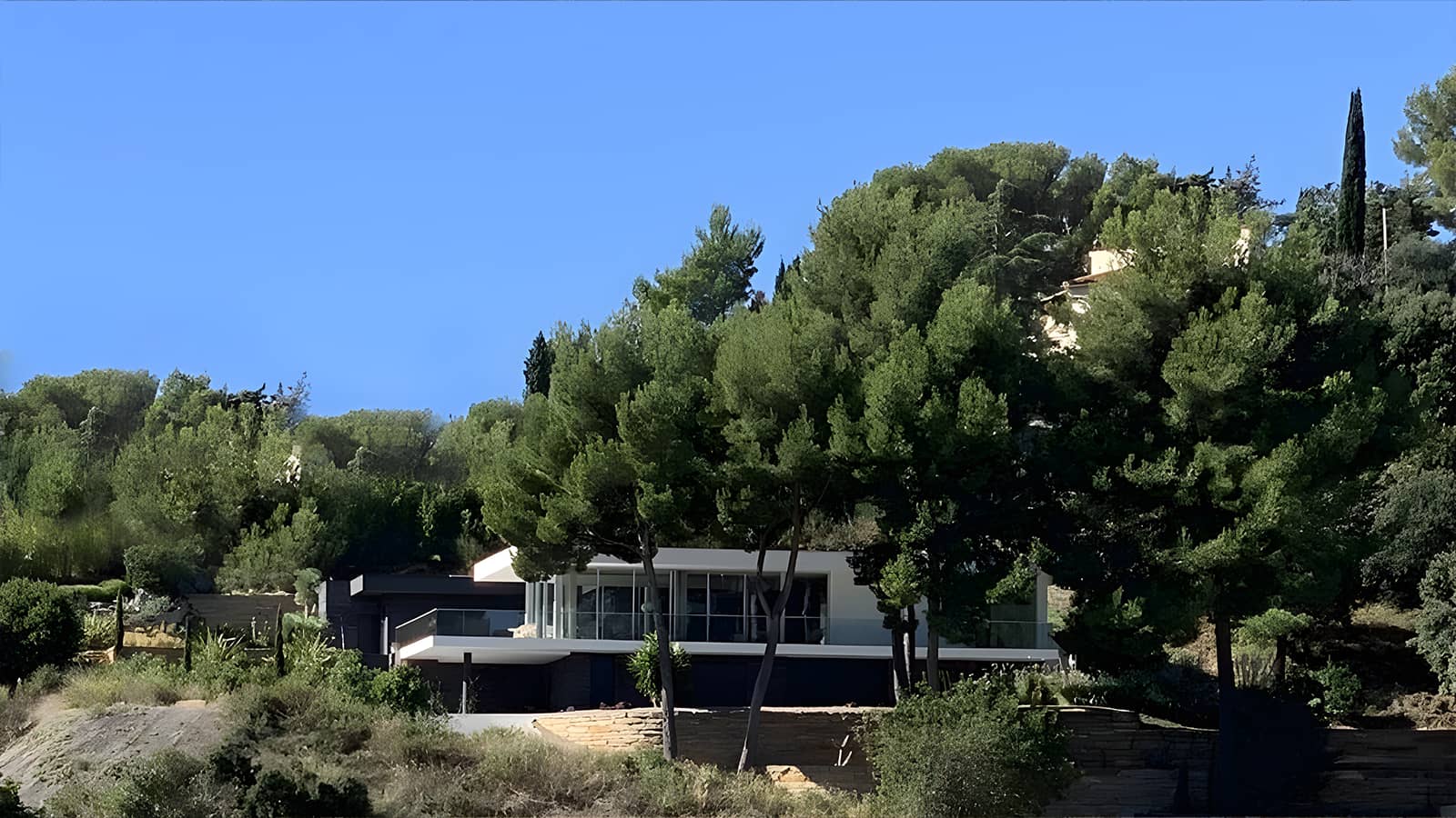 Modern luxury villa in a wineyard in Cassis by French Architects Vielliard Francheteau